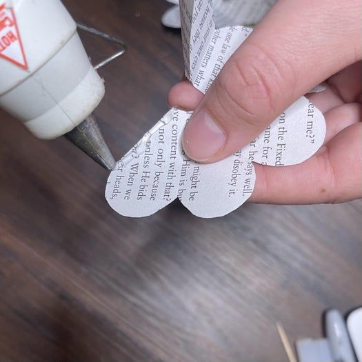 20分钟搞定！用旧书页手工制作纸玫瑰书签教程-第13张图片-趣作屋