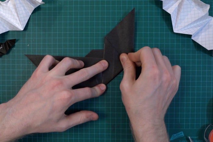 超简单折纸蝙蝠教程,万圣节装饰轻松做-第15张图片-趣作屋 超简单折纸蝙蝠教程,万圣节装饰轻松做-第15张图片-趣作屋