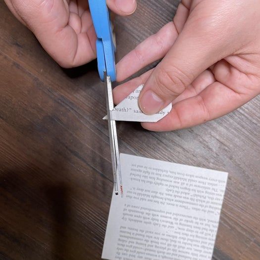 20分钟搞定！用旧书页手工制作纸玫瑰书签教程-第10张图片-趣作屋