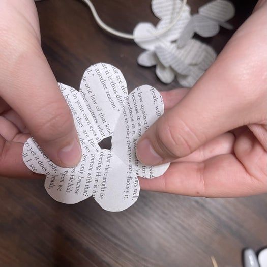 20分钟搞定！用旧书页手工制作纸玫瑰书签教程-第14张图片-趣作屋