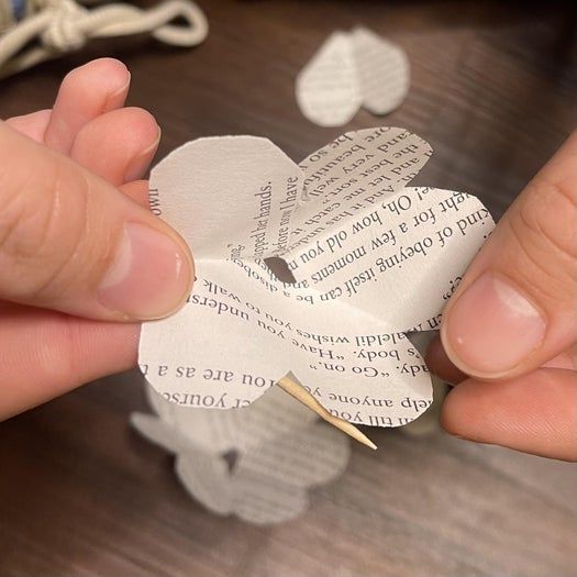 20分钟搞定！用旧书页手工制作纸玫瑰书签教程-第16张图片-趣作屋