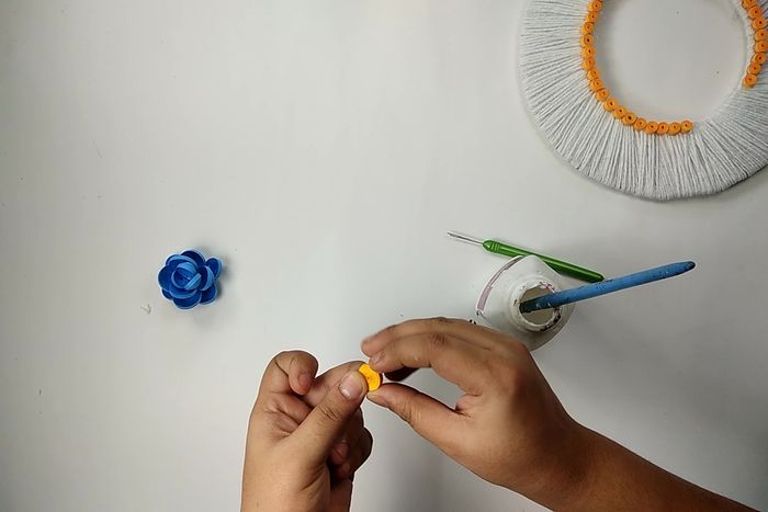 用回收材料做墙面挂饰，超简单纸艺卷手工教程-第14张图片-趣作屋