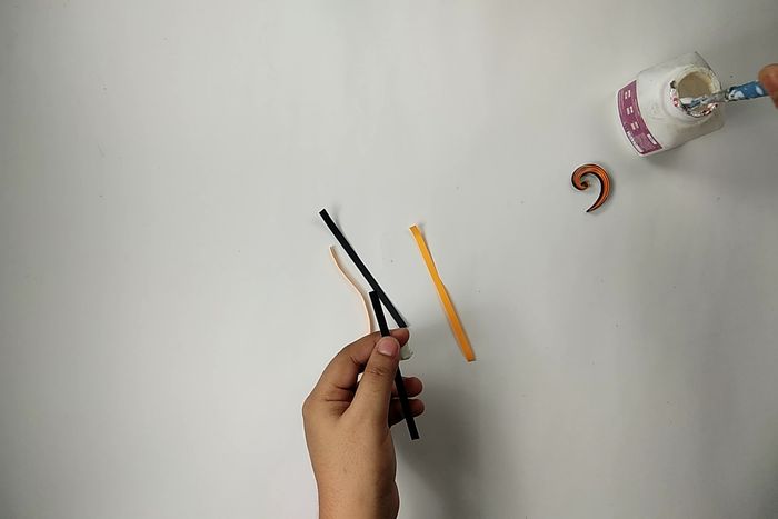 用回收材料做墙面挂饰，超简单纸艺卷手工教程-第16张图片-趣作屋