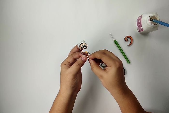 用回收材料做墙面挂饰，超简单纸艺卷手工教程-第18张图片-趣作屋