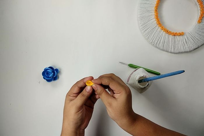 用回收材料做墙面挂饰，超简单纸艺卷手工教程-第15张图片-趣作屋