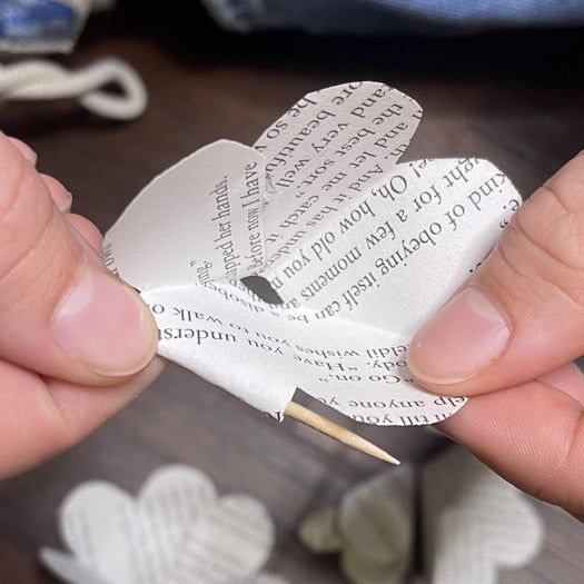 20分钟搞定！用旧书页手工制作纸玫瑰书签教程-第18张图片-趣作屋