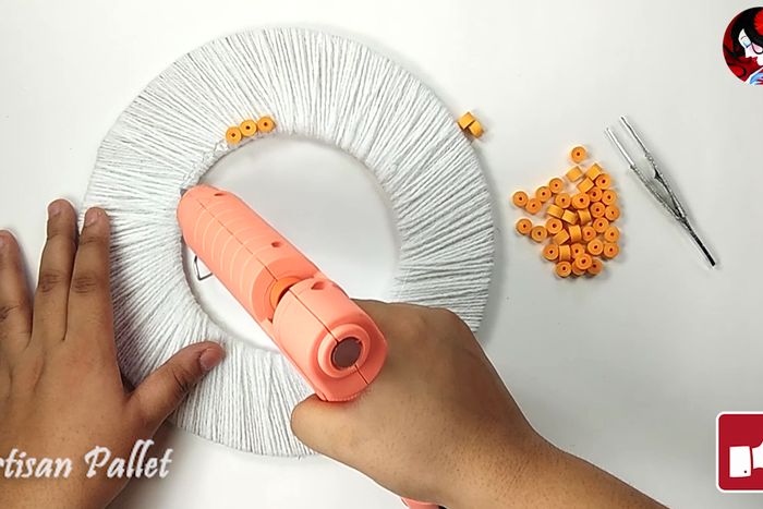 用回收材料做墙面挂饰，超简单纸艺卷手工教程-第10张图片-趣作屋