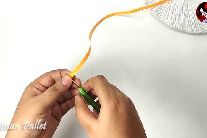 用回收材料做墙面挂饰，超简单纸艺卷手工教程-第8张图片-趣作屋