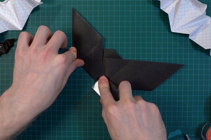 超简单折纸蝙蝠教程,万圣节装饰轻松做-第16张图片-趣作屋 超简单折纸蝙蝠教程,万圣节装饰轻松做-第16张图片-趣作屋