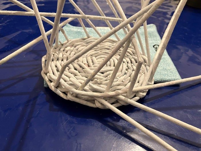 用旧报纸做手工编织篮子教程，简单易学环保又实用-第36张图片-趣作屋