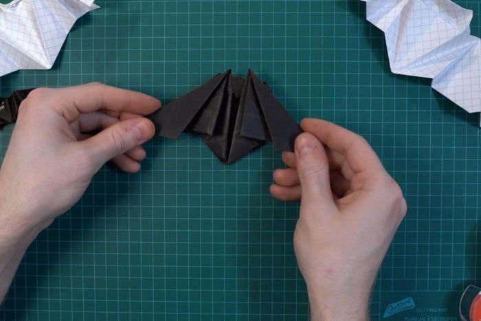 超简单折纸蝙蝠教程,万圣节装饰轻松做-第18张图片-趣作屋 超简单折纸蝙蝠教程,万圣节装饰轻松做-第18张图片-趣作屋