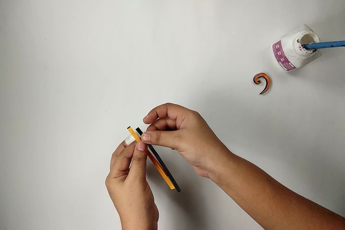 用回收材料做墙面挂饰，超简单纸艺卷手工教程-第17张图片-趣作屋