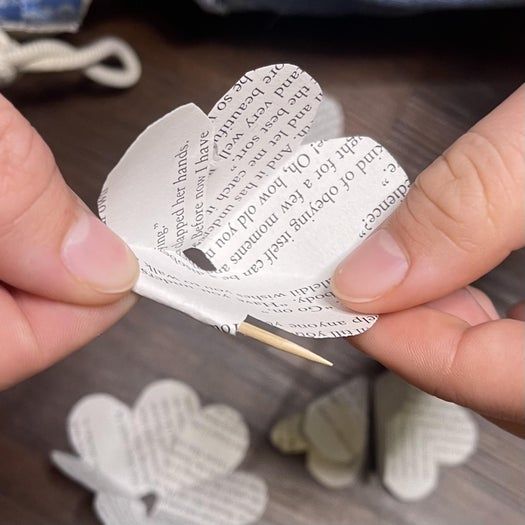 20分钟搞定！用旧书页手工制作纸玫瑰书签教程-第17张图片-趣作屋