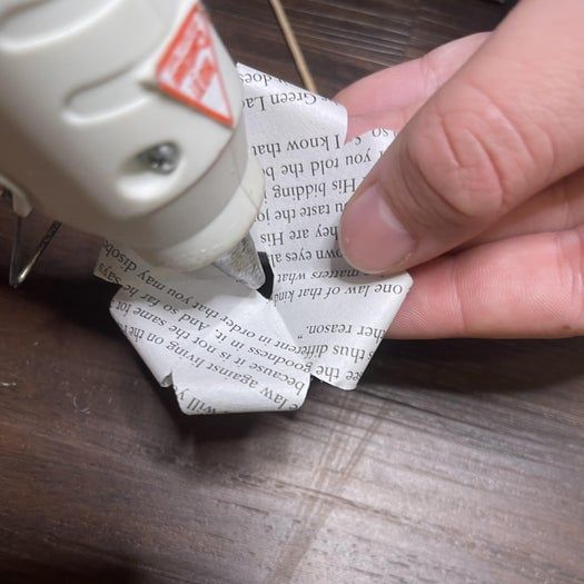 20分钟搞定！用旧书页手工制作纸玫瑰书签教程-第20张图片-趣作屋