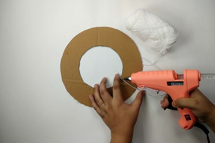 用回收材料做墙面挂饰，超简单纸艺卷手工教程-第4张图片-趣作屋