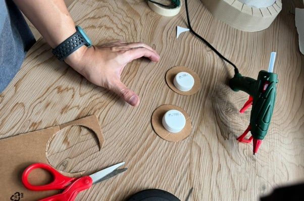 超简单!用纸手工制作宇航员头盔教程-第13张图片-趣作屋 超简单!用纸手工制作宇航员头盔教程-第13张图片-趣作屋