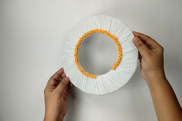 用回收材料做墙面挂饰，超简单纸艺卷手工教程-第11张图片-趣作屋