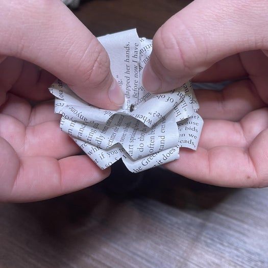 20分钟搞定！用旧书页手工制作纸玫瑰书签教程-第22张图片-趣作屋