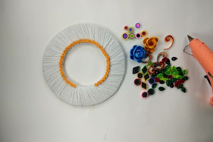 用回收材料做墙面挂饰，超简单纸艺卷手工教程-第19张图片-趣作屋