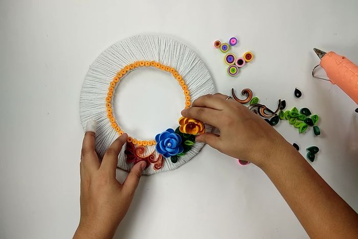 用回收材料做墙面挂饰，超简单纸艺卷手工教程-第21张图片-趣作屋