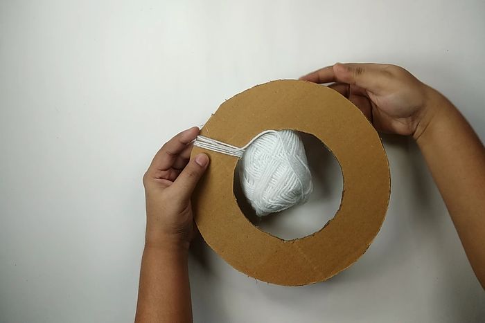 用回收材料做墙面挂饰，超简单纸艺卷手工教程-第5张图片-趣作屋