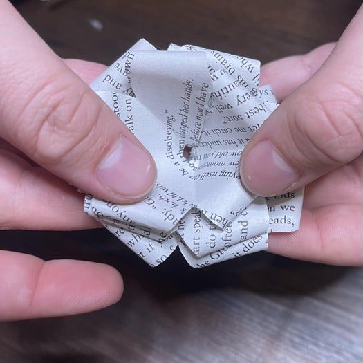 20分钟搞定！用旧书页手工制作纸玫瑰书签教程-第23张图片-趣作屋