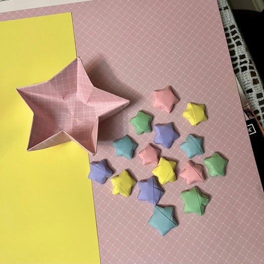 高效折纸星星教程：许愿好运的简单手工制作方法-第1张图片-趣作屋