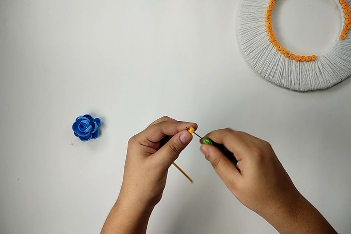 用回收材料做墙面挂饰，超简单纸艺卷手工教程-第13张图片-趣作屋