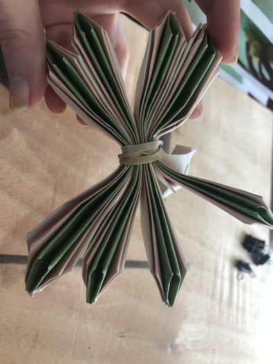 零基础也能轻松折出莲花折纸变体,附详细步骤与创意装饰-第16张图片-趣作屋 零基础也能轻松折出莲花折纸变体,附详细步骤与创意装饰-第16张图片-趣作屋