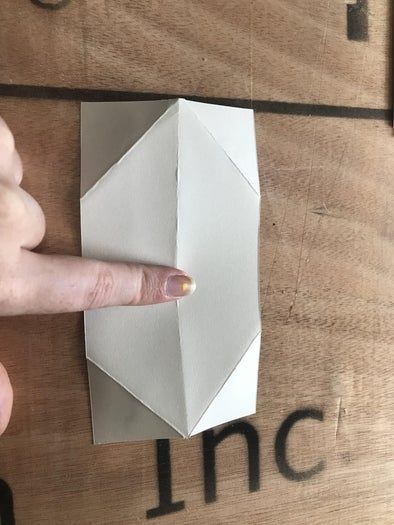 零基础也能轻松折出莲花折纸变体,附详细步骤与创意装饰-第5张图片-趣作屋 零基础也能轻松折出莲花折纸变体,附详细步骤与创意装饰-第5张图片-趣作屋