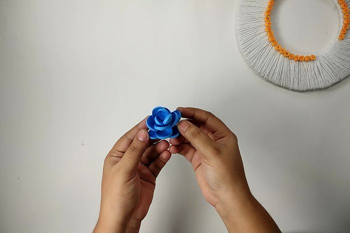 用回收材料做墙面挂饰，超简单纸艺卷手工教程-第12张图片-趣作屋