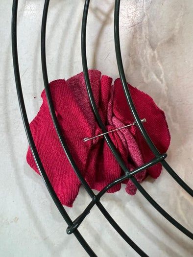 用旧T恤制作环保圣诞花环教程-第15张图片-趣作屋