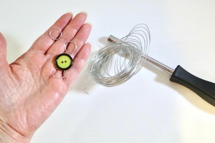 利用废旧纽扣制作彩虹和平标志捕光器教程-第25张图片-趣作屋 利用废旧纽扣制作彩虹和平标志捕光器教程-第25张图片-趣作屋