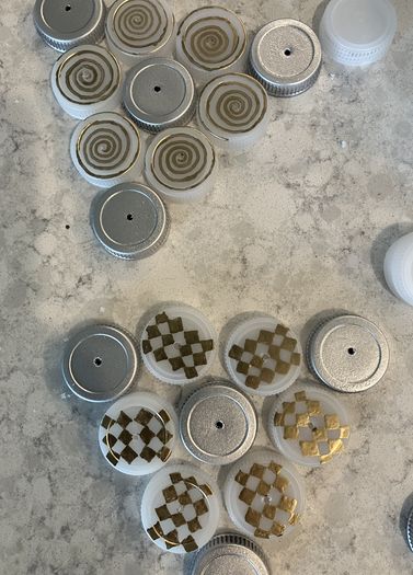 用塑料瓶盖制作创意金字塔灯教程-第5张图片-趣作屋 用塑料瓶盖制作创意金字塔灯教程-第5张图片-趣作屋