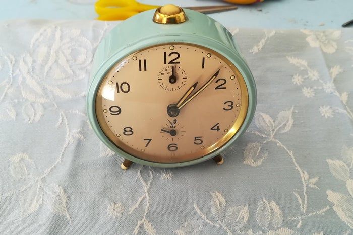 如何用旧闹钟改造无噪音电池闹钟-第1张图片-趣作屋