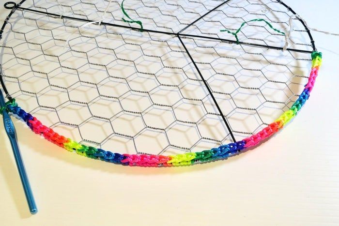 利用废旧纽扣制作彩虹和平标志捕光器教程-第22张图片-趣作屋 利用废旧纽扣制作彩虹和平标志捕光器教程-第22张图片-趣作屋