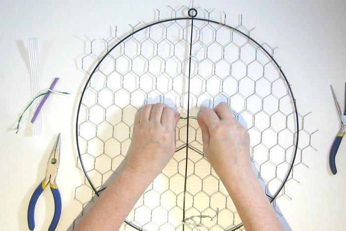 利用废旧纽扣制作彩虹和平标志捕光器教程-第12张图片-趣作屋 利用废旧纽扣制作彩虹和平标志捕光器教程-第12张图片-趣作屋