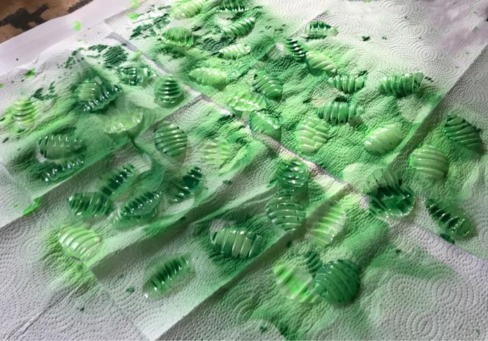 用回收塑料瓶制作多彩灯串花朵教程-第10张图片-趣作屋