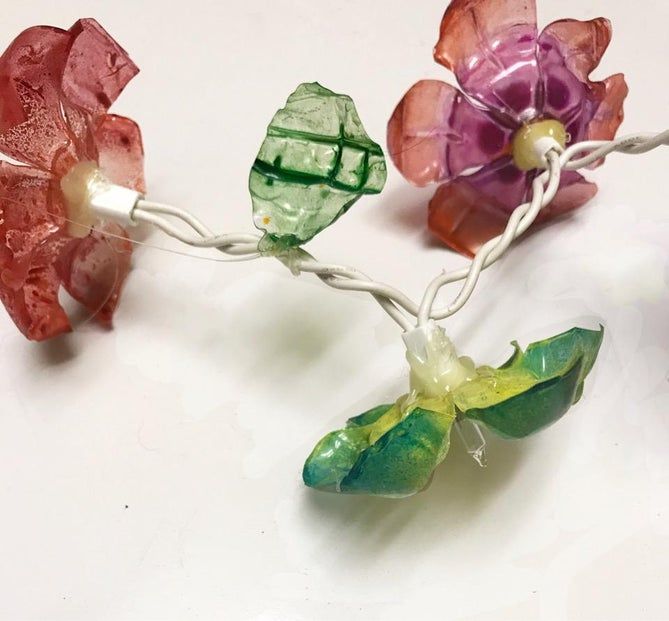 用回收塑料瓶制作多彩灯串花朵教程-第14张图片-趣作屋