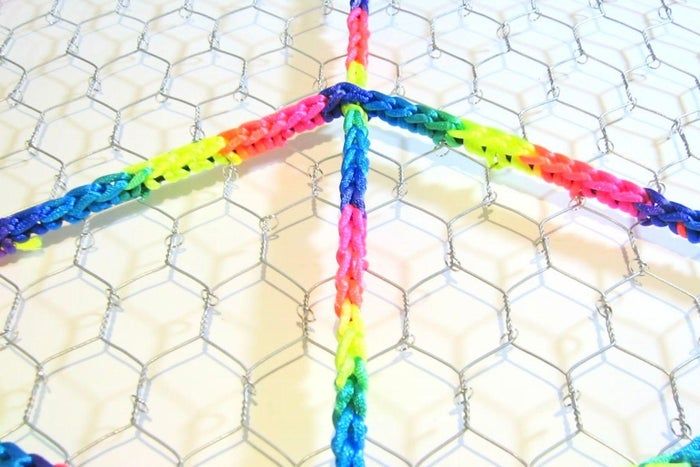 利用废旧纽扣制作彩虹和平标志捕光器教程-第24张图片-趣作屋 利用废旧纽扣制作彩虹和平标志捕光器教程-第24张图片-趣作屋