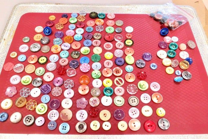 利用废旧纽扣制作彩虹和平标志捕光器教程-第7张图片-趣作屋 利用废旧纽扣制作彩虹和平标志捕光器教程-第7张图片-趣作屋