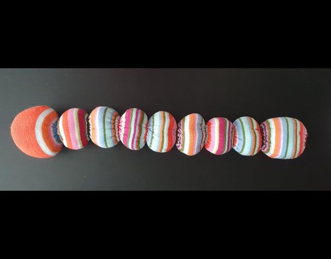 旧袜子变身可爱毛毛虫玩具教程-第9张图片-趣作屋