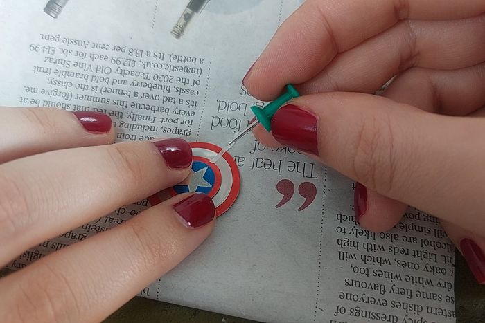 用饮料罐制作佩吉·卡特和美国队长盾牌配饰教程-第45张图片-趣作屋 用饮料罐制作佩吉·卡特和美国队长盾牌配饰教程-第45张图片-趣作屋