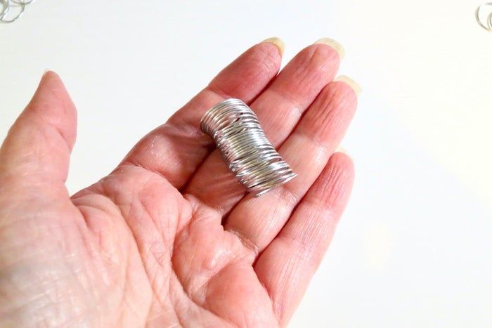 利用废旧纽扣制作彩虹和平标志捕光器教程-第18张图片-趣作屋 利用废旧纽扣制作彩虹和平标志捕光器教程-第18张图片-趣作屋