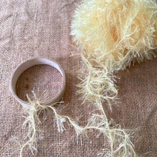 用废旧胶带卷制作毛线手镯教程-第7张图片-趣作屋