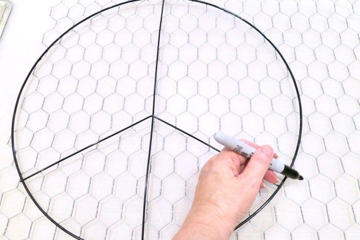 利用废旧纽扣制作彩虹和平标志捕光器教程-第9张图片-趣作屋 利用废旧纽扣制作彩虹和平标志捕光器教程-第9张图片-趣作屋