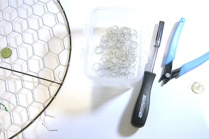 利用废旧纽扣制作彩虹和平标志捕光器教程-第20张图片-趣作屋 利用废旧纽扣制作彩虹和平标志捕光器教程-第20张图片-趣作屋