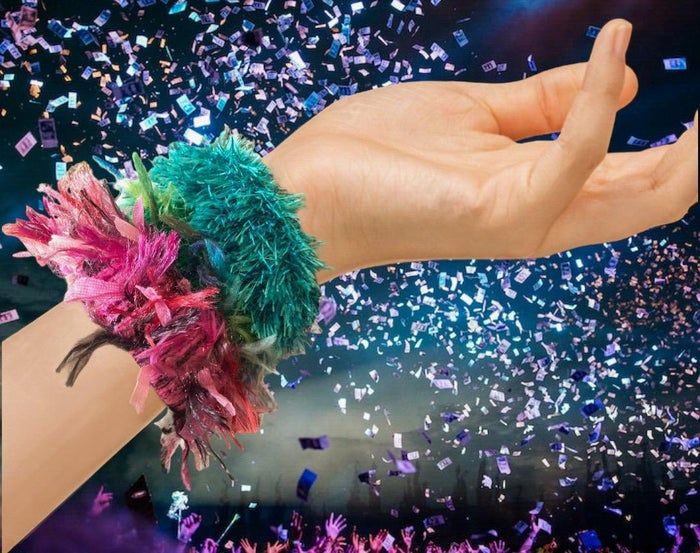 用废旧胶带卷制作毛线手镯教程-第1张图片-趣作屋