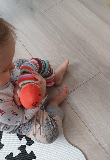 旧袜子变身可爱毛毛虫玩具教程-第15张图片-趣作屋