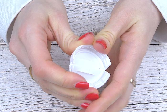 塑料瓶创意再利用教程：制作牙刷架、绳子、绳花和幼儿玩具-第8张图片-趣作屋